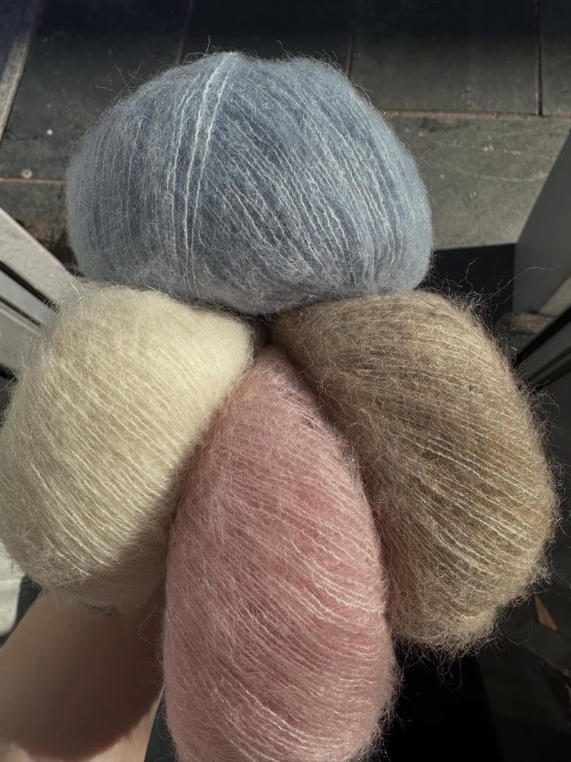 Nøster av Alpaca Silk i grått, hvitt, beige og rosa